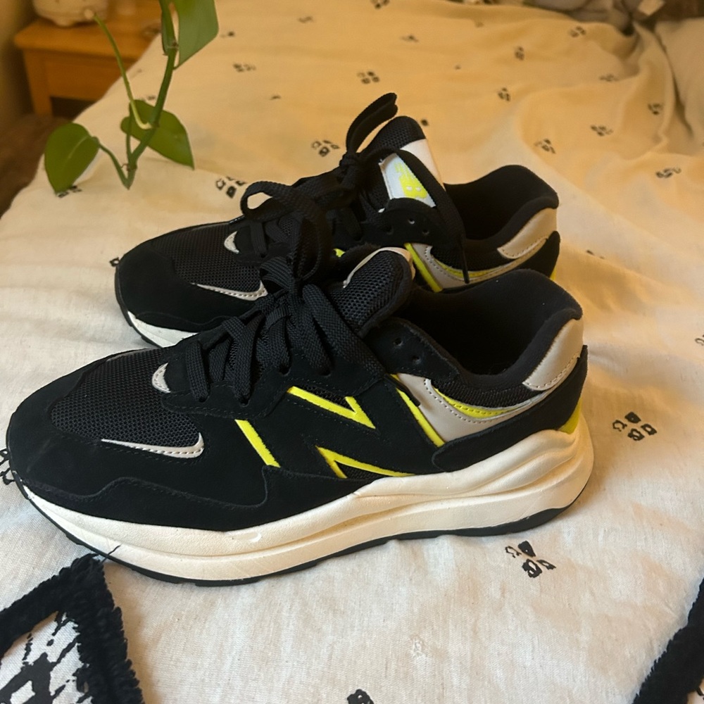 New Balance 5740   Women’s size 8.5 black and neon green